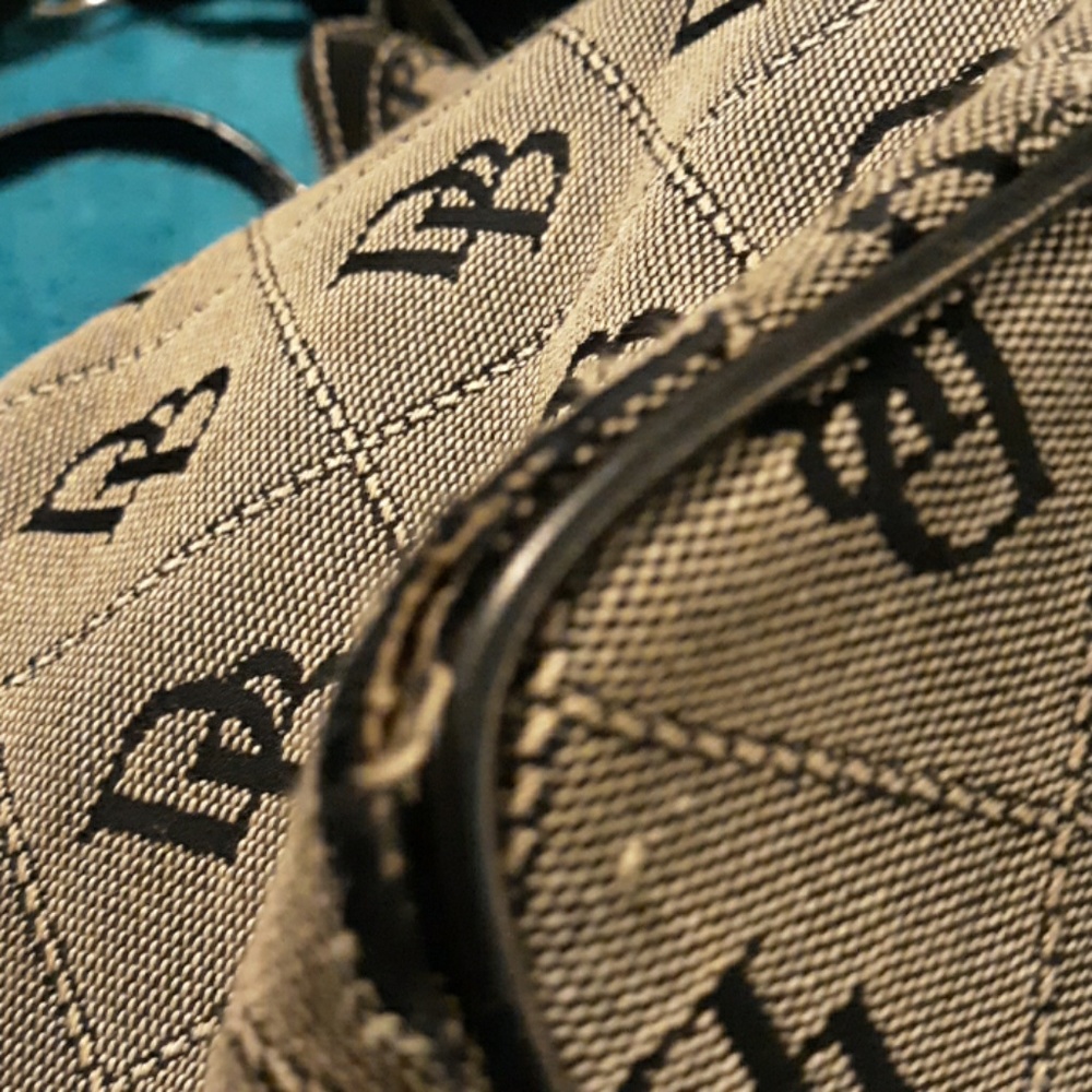 Dooney and Bourke purse - Picture 3 of 8